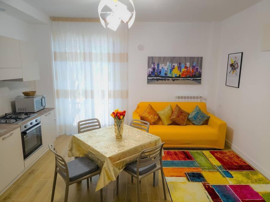 Bravo Horse Modern In Appartement Florence