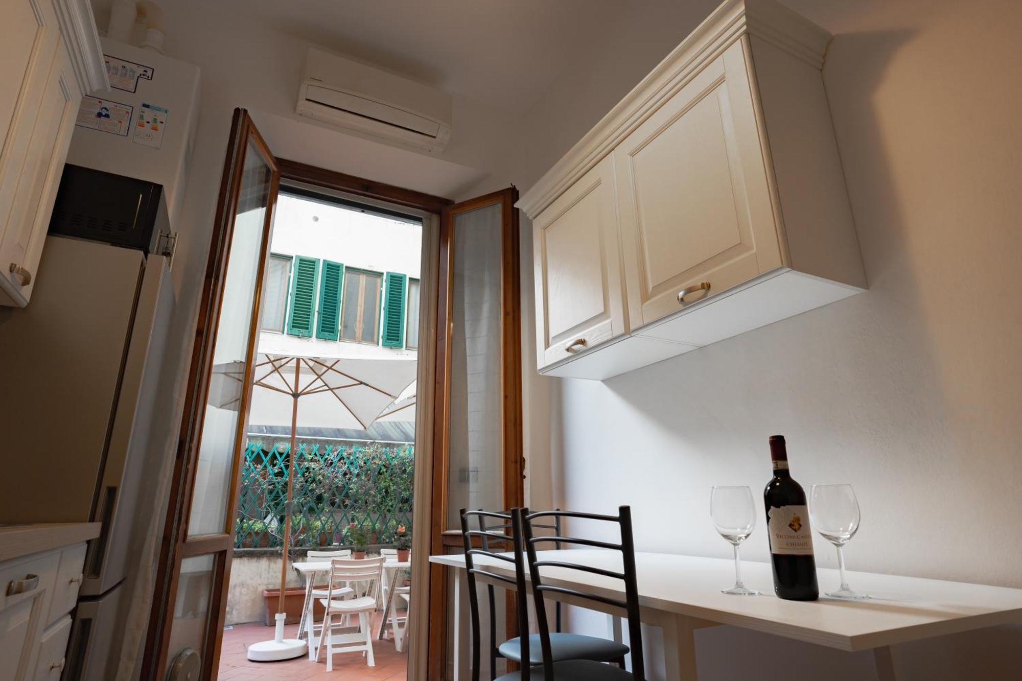 Charming With Exclusive Courtyard In Center Of Leilighet