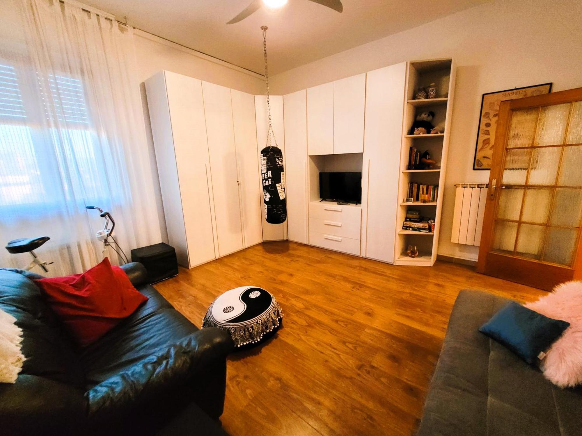 Apartment Away - Pape's Cozy Apartment, Near Airport - 14 Min From Center-10 Minutes Walk From The Baker Hughes