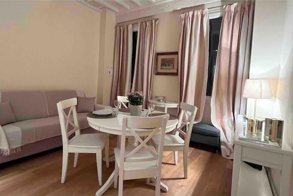 Cozy Santa Maria Novella Uffizi Duomo 2beds-2baths Firenze