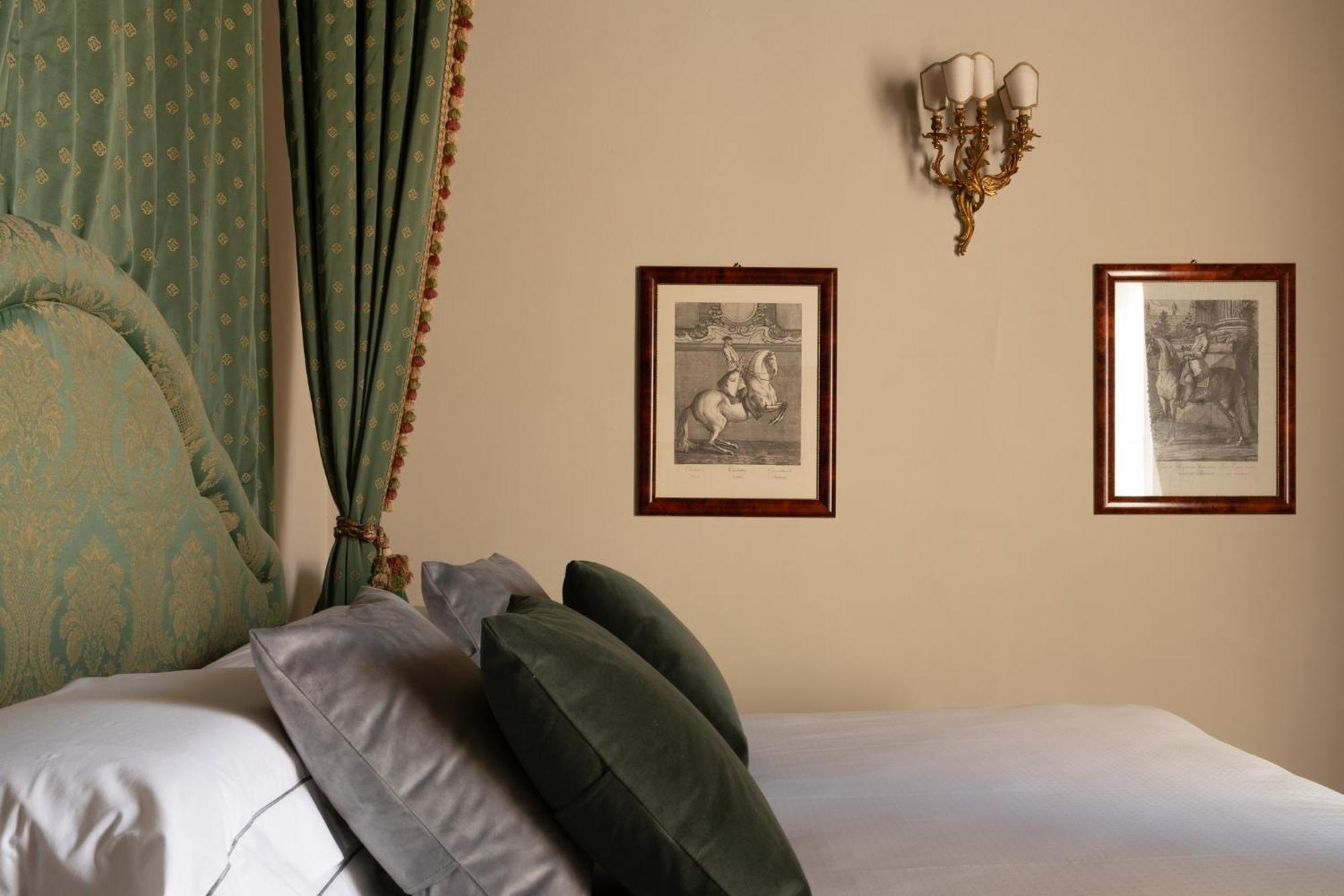 Hotel Loggiato Dei Serviti 3*