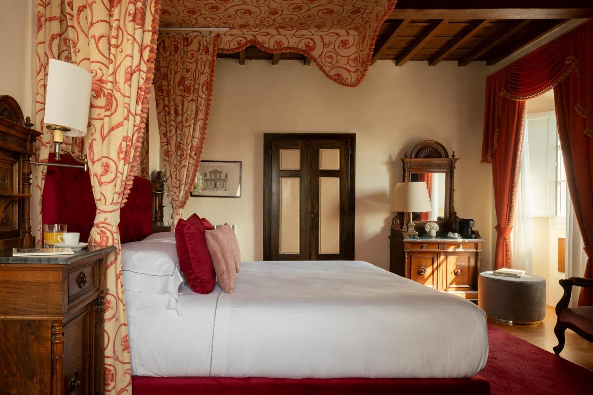 Hotel Loggiato Dei Serviti 3*