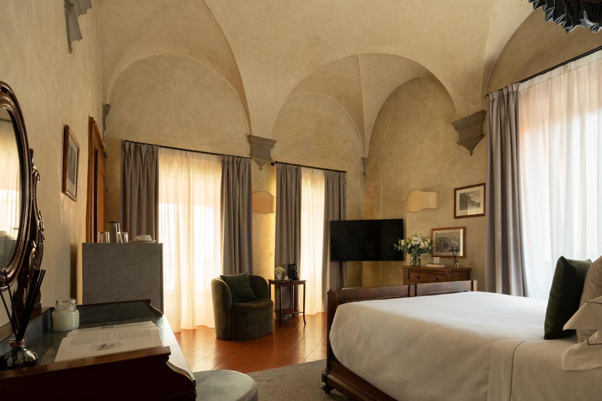 Hotel Loggiato Dei Serviti 3*