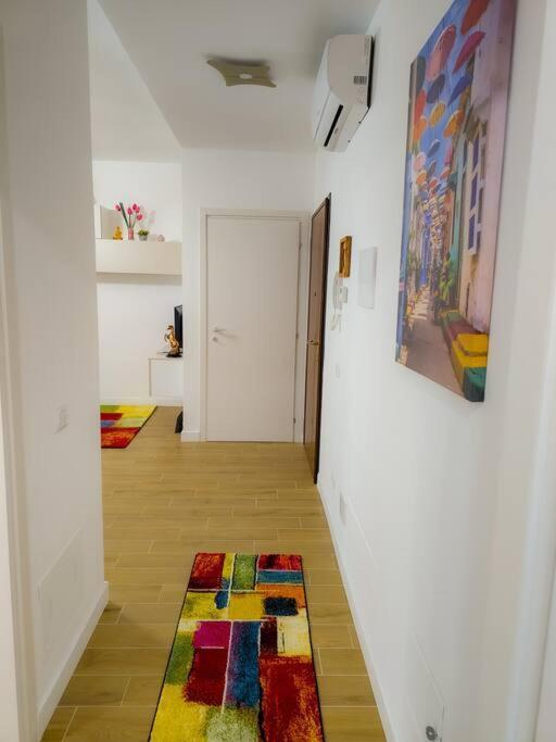 Bravo Horse Modern In Appartement Florence