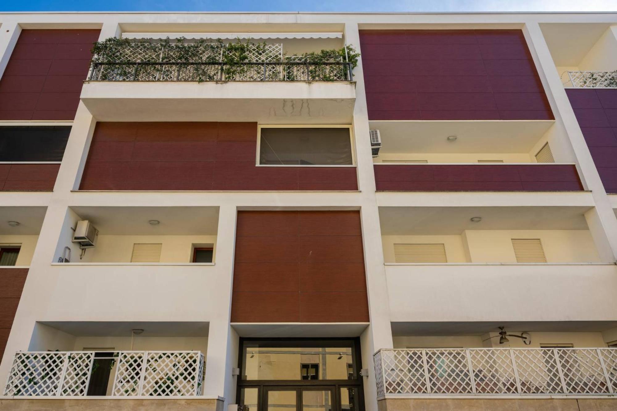 Elegant Location In - 2 Free Parking! *