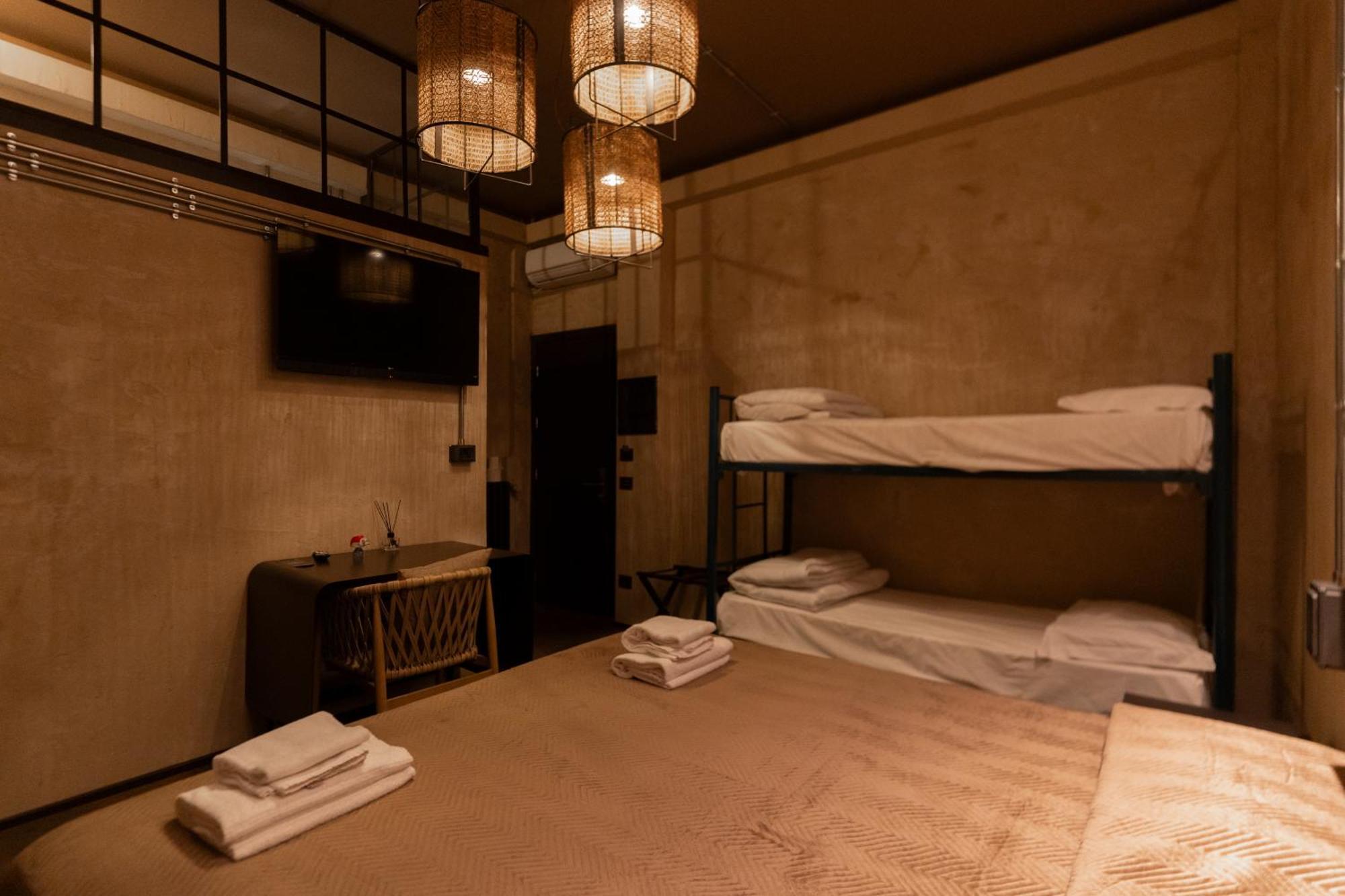 Hostel & 7 *