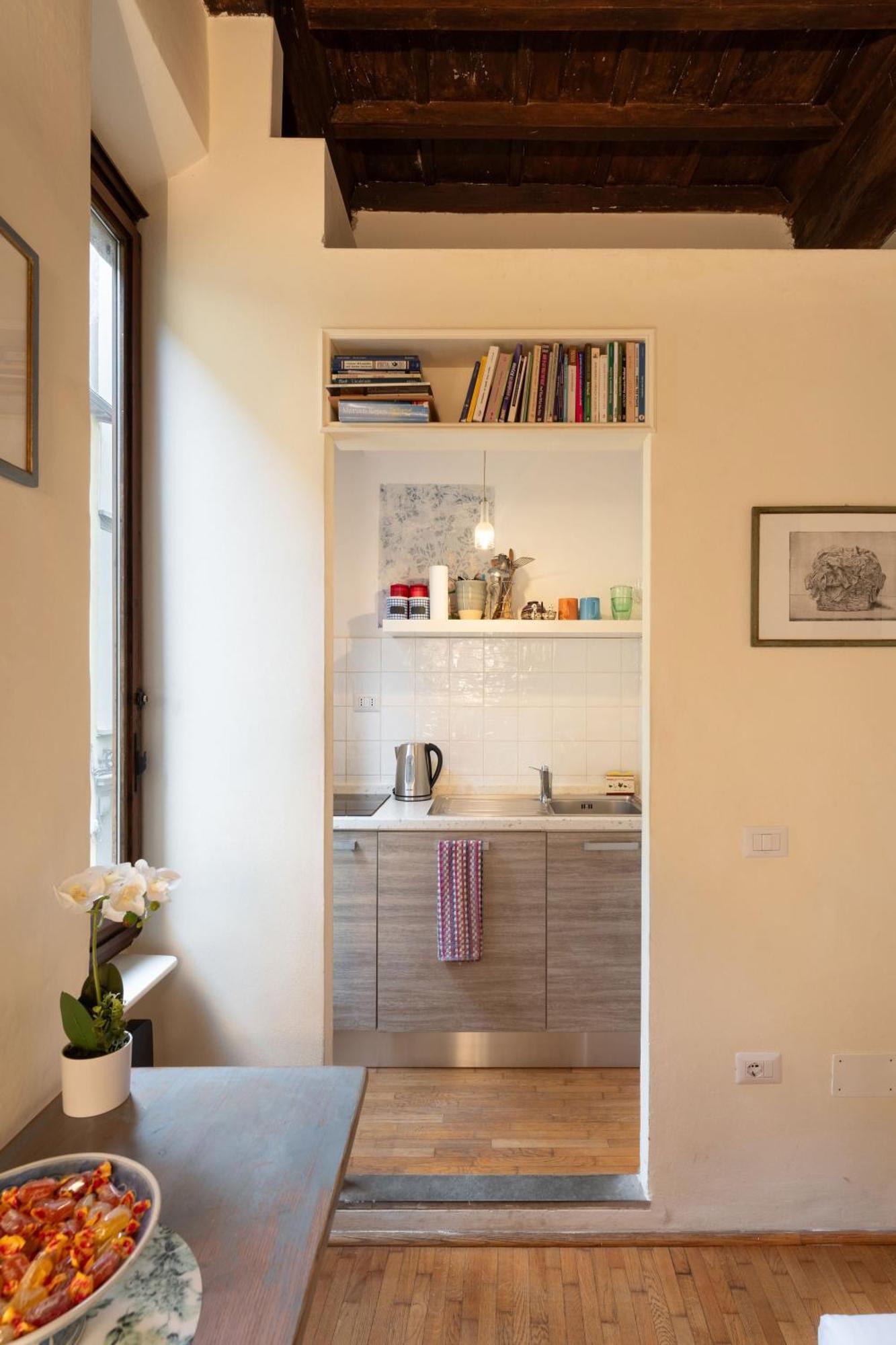 Apartamento Via Benedetta, 13 - Charming - Florentine Gem Steps From Station - Prime Spot!