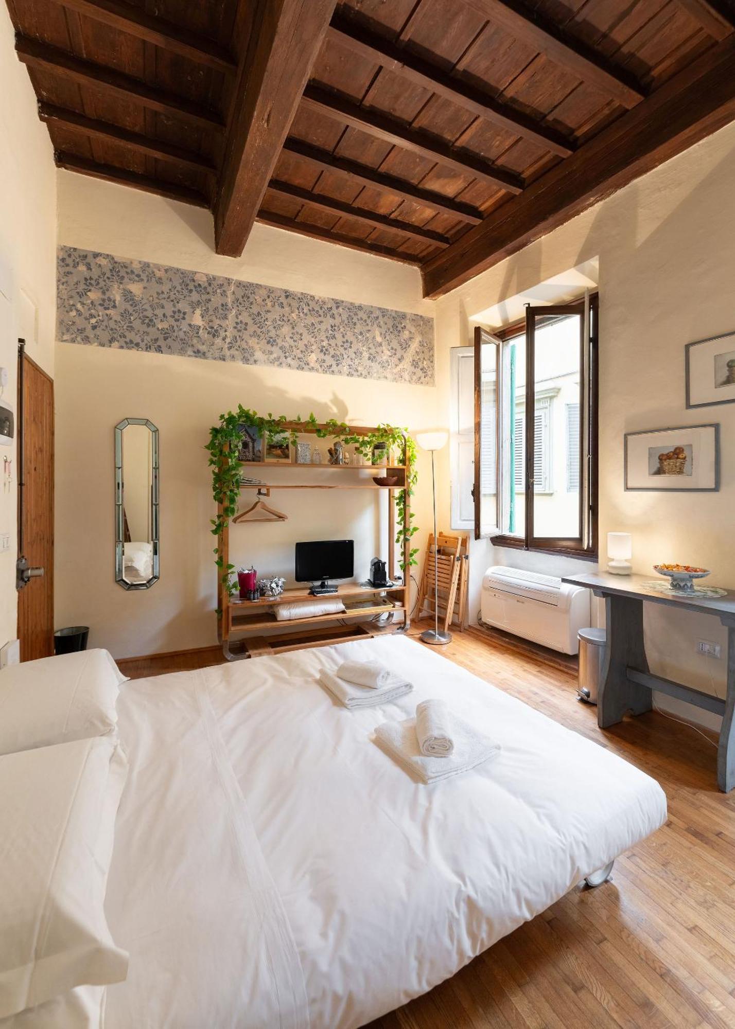 Appartement Via Benedetta, 13 - Charming - Florentine Gem Steps From Station - Prime Spot!