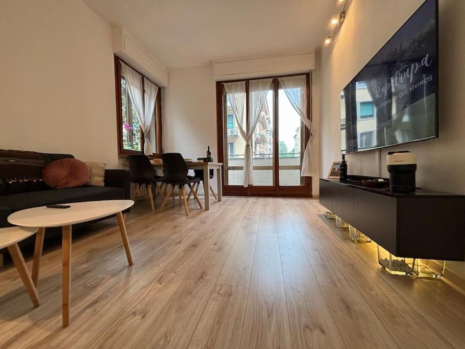 Show Me 2 Bedroom Duomo & Airport Tram Leilighet *