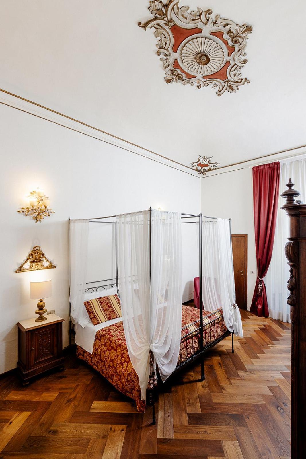Palazzo Dal Borgo Hotel 4*