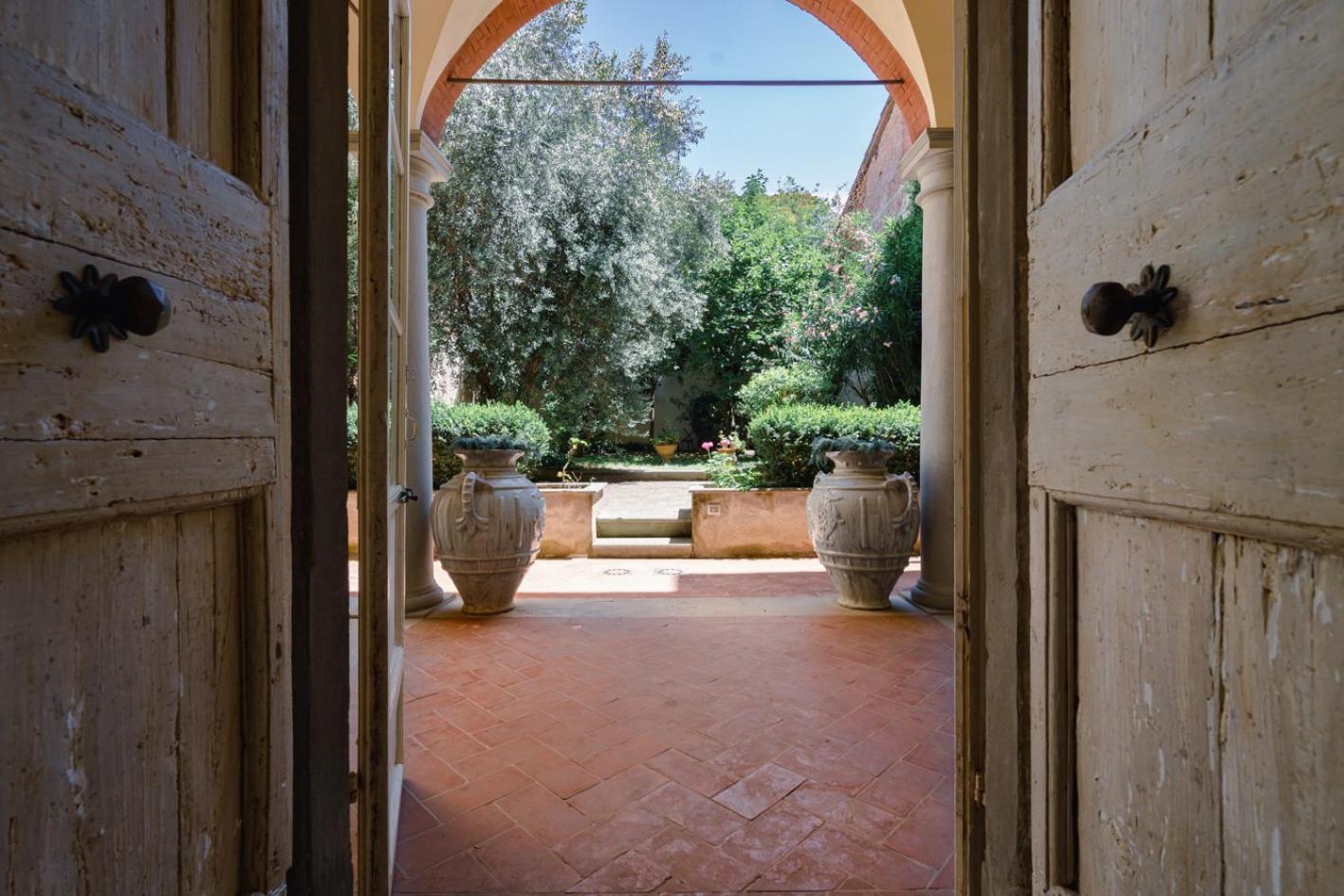 Appartement Piazza Dei Ciompi With Private Garden Florence