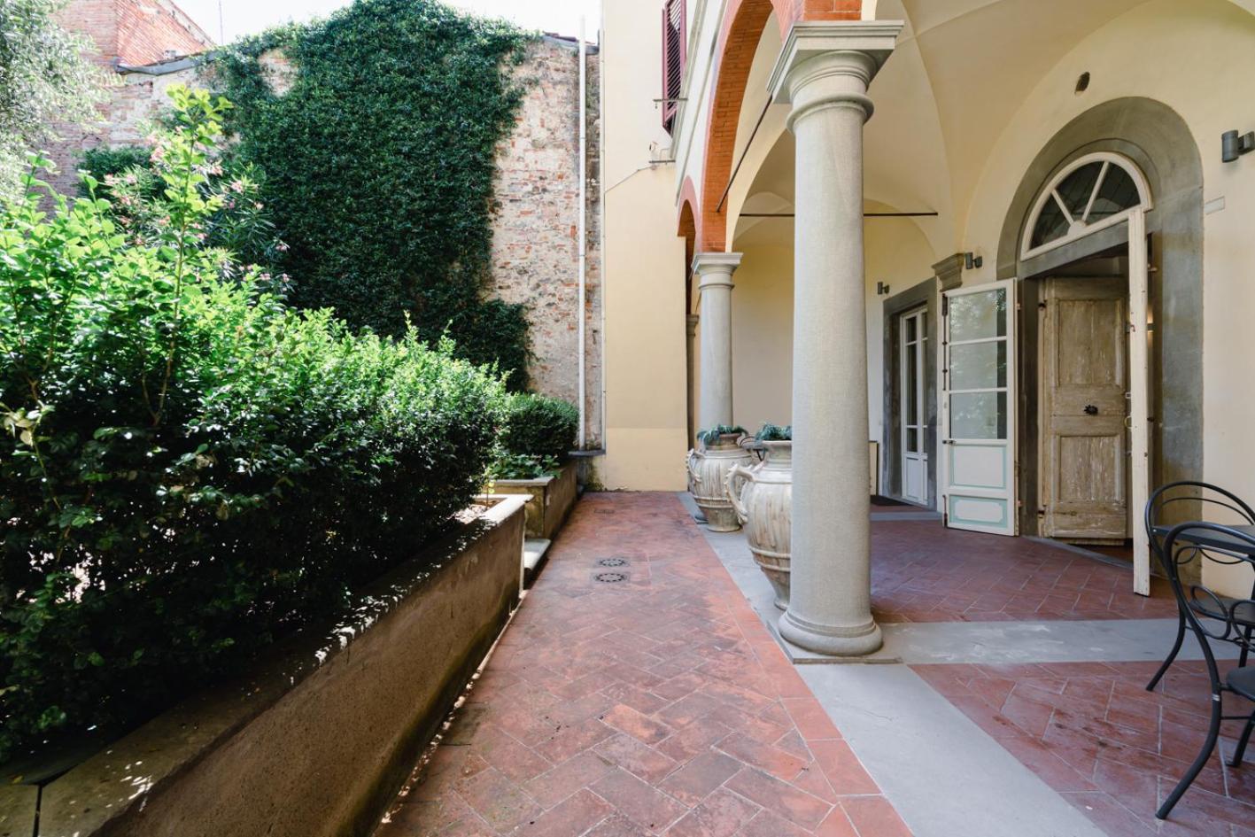 Appartement Piazza Dei Ciompi With Private Garden Florence