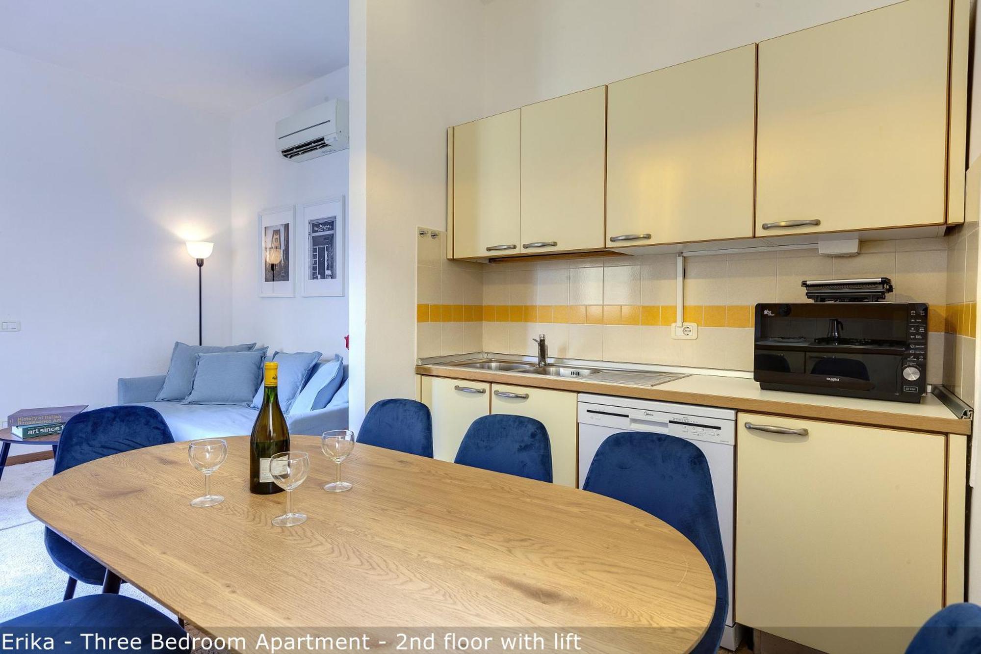 Apartment Mamo - Erika & Keira