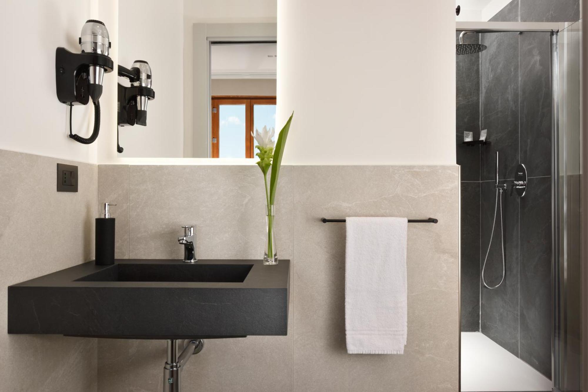 Essence Hotell 3*