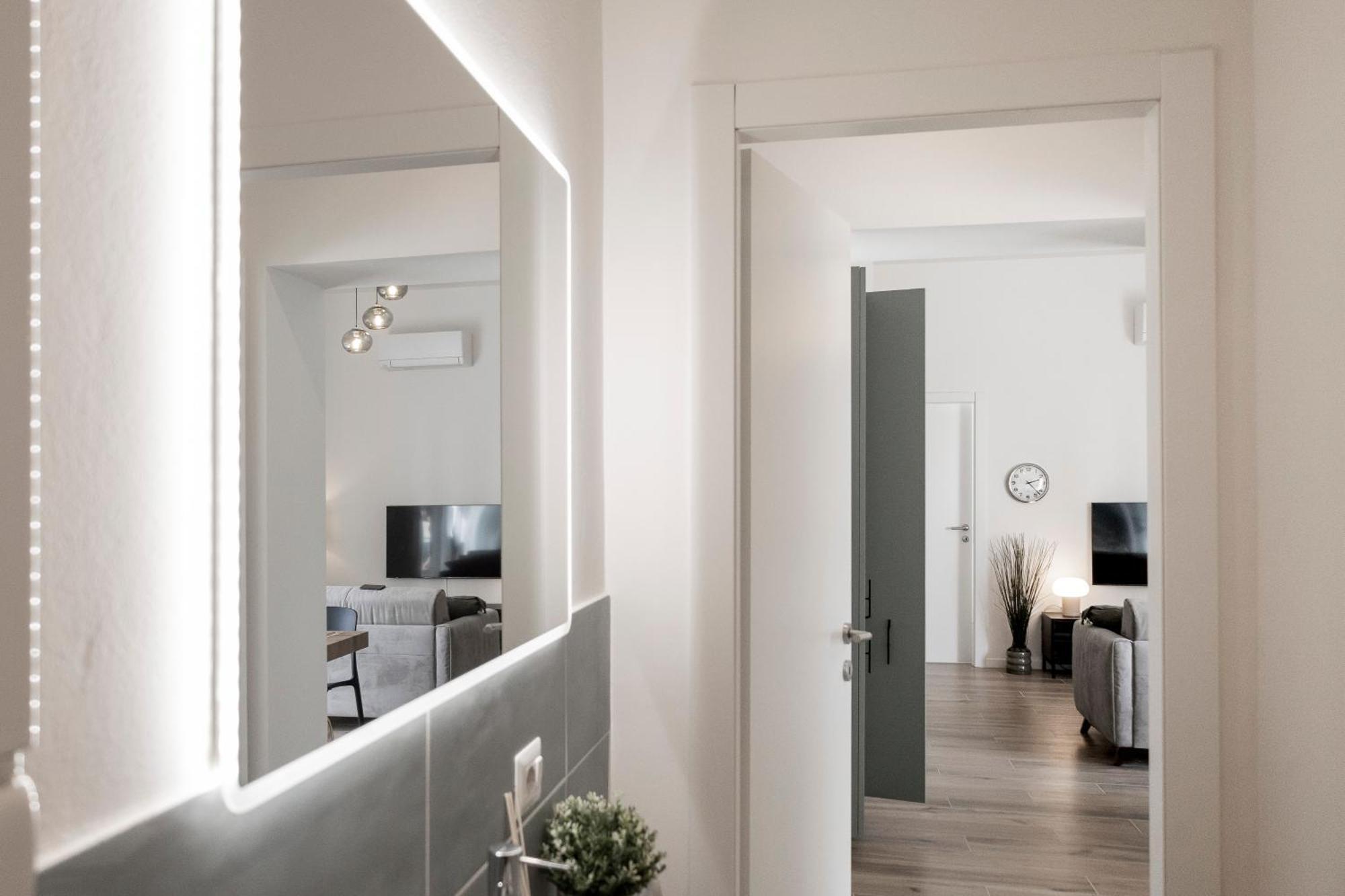 Leopoldo Cozy Loft - Tram, Air C, Netflix Appartamento *
