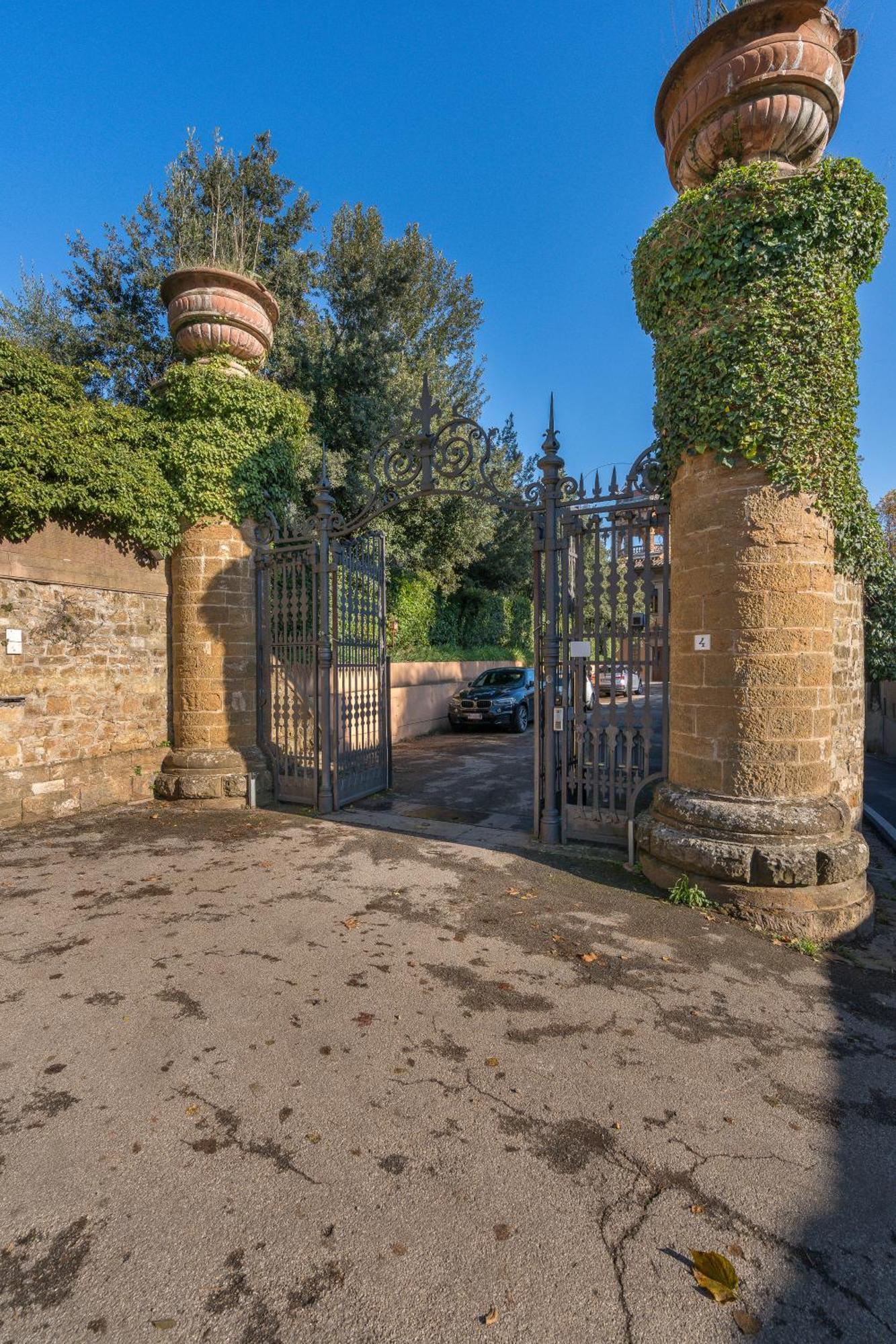 Private Jacuzzi - Bellosguardo In Historic Center Villa