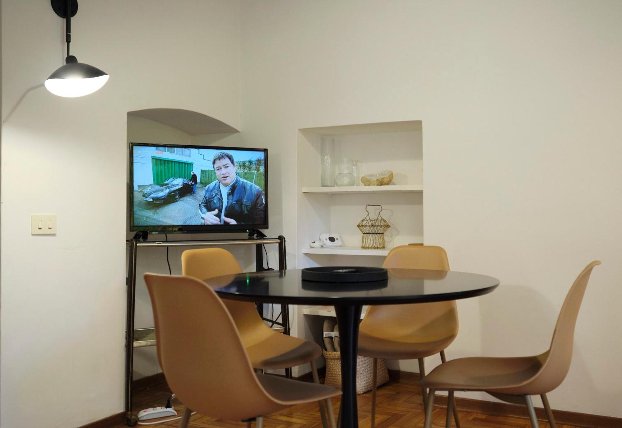 Appartamento Enchanting With Patio, Lungarno Firenze