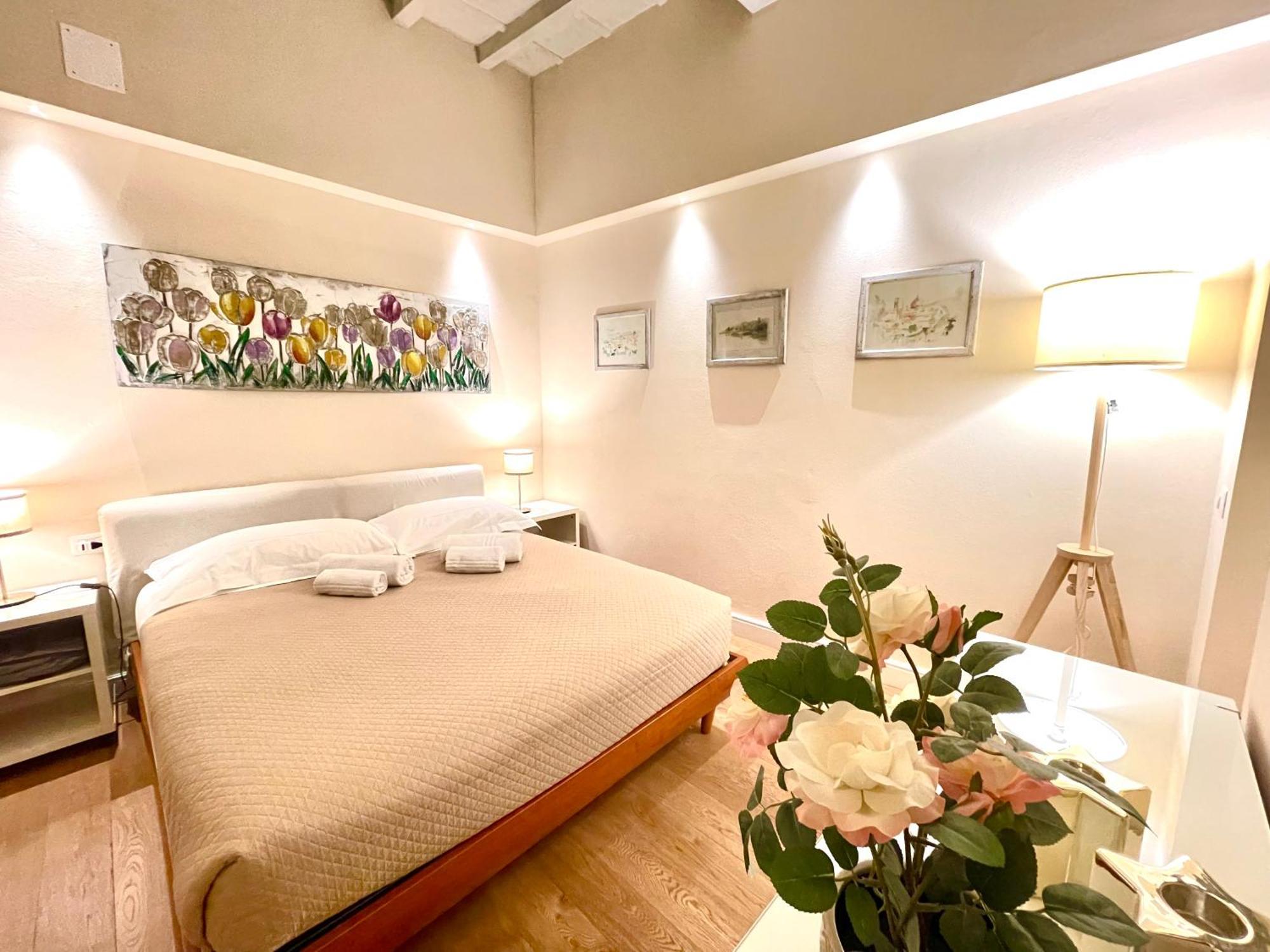 Cozy Santa Maria Novella Uffizi Duomo 2beds-2baths * Firenze