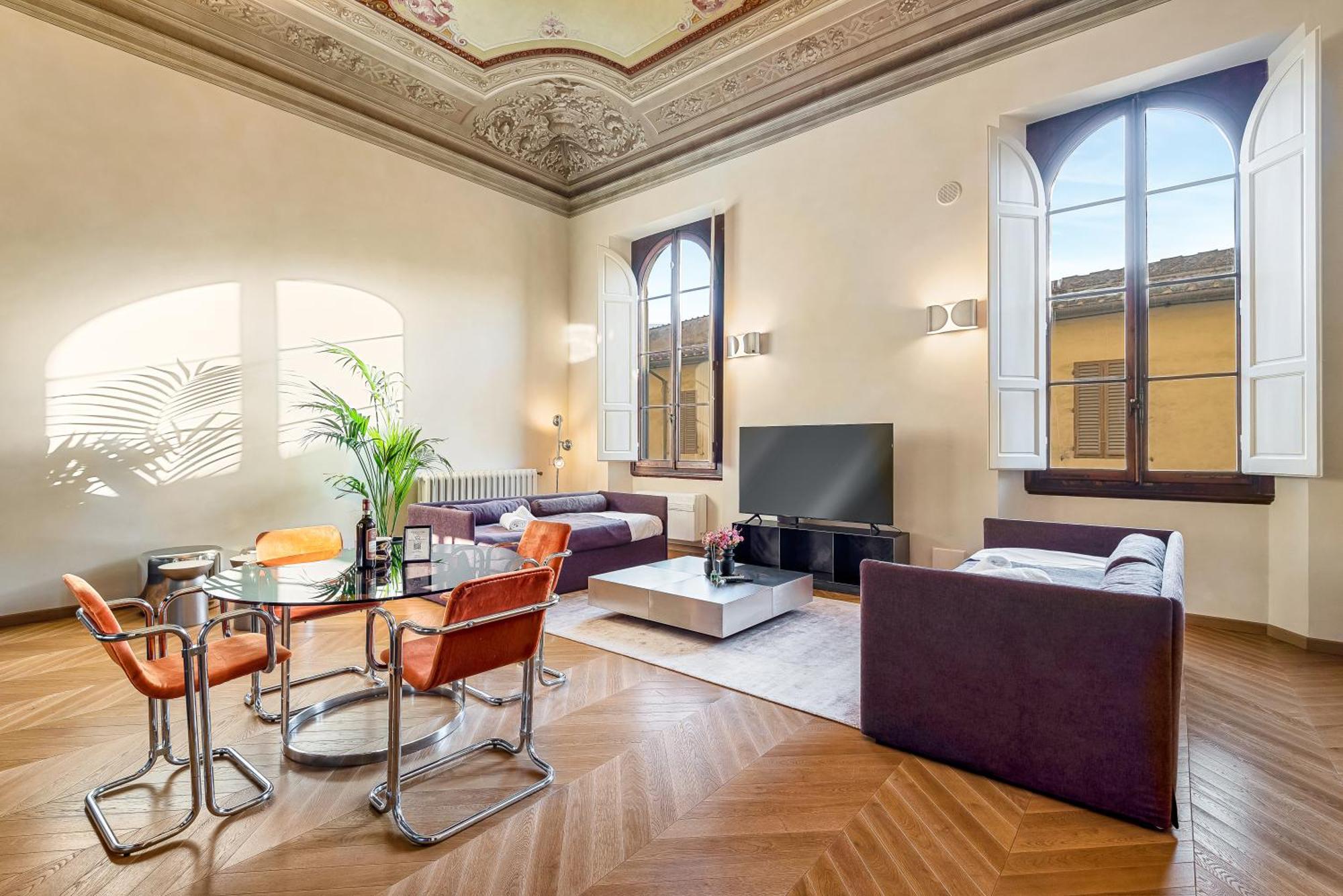 Via Venezia 10 - Renaissance - Historic Charm With Frescoes And Private Courtyard Parking In Heart Apartment