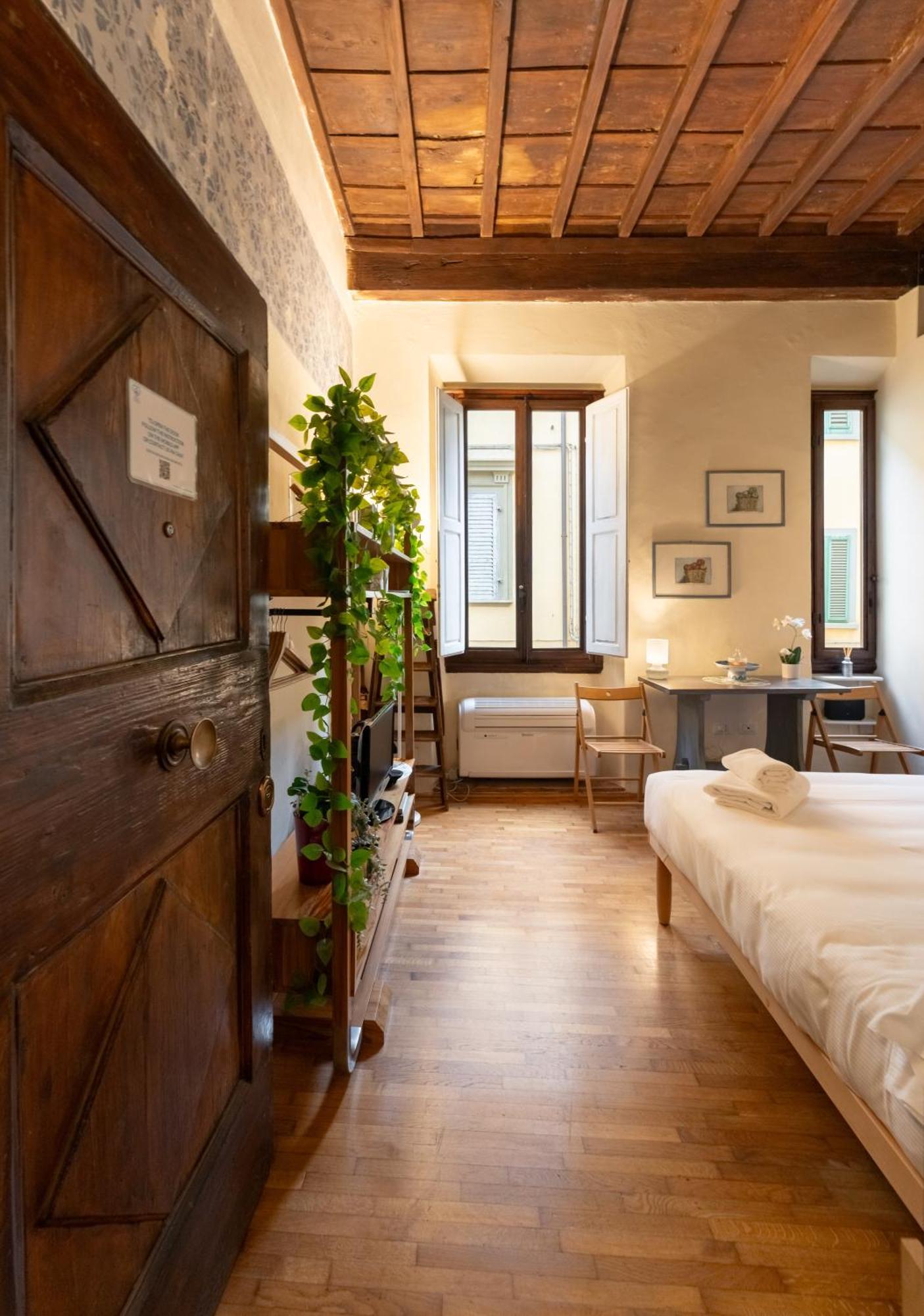Appartamento Via Benedetta, 13 - Charming - Florentine Gem Steps From Station - Prime Spot!