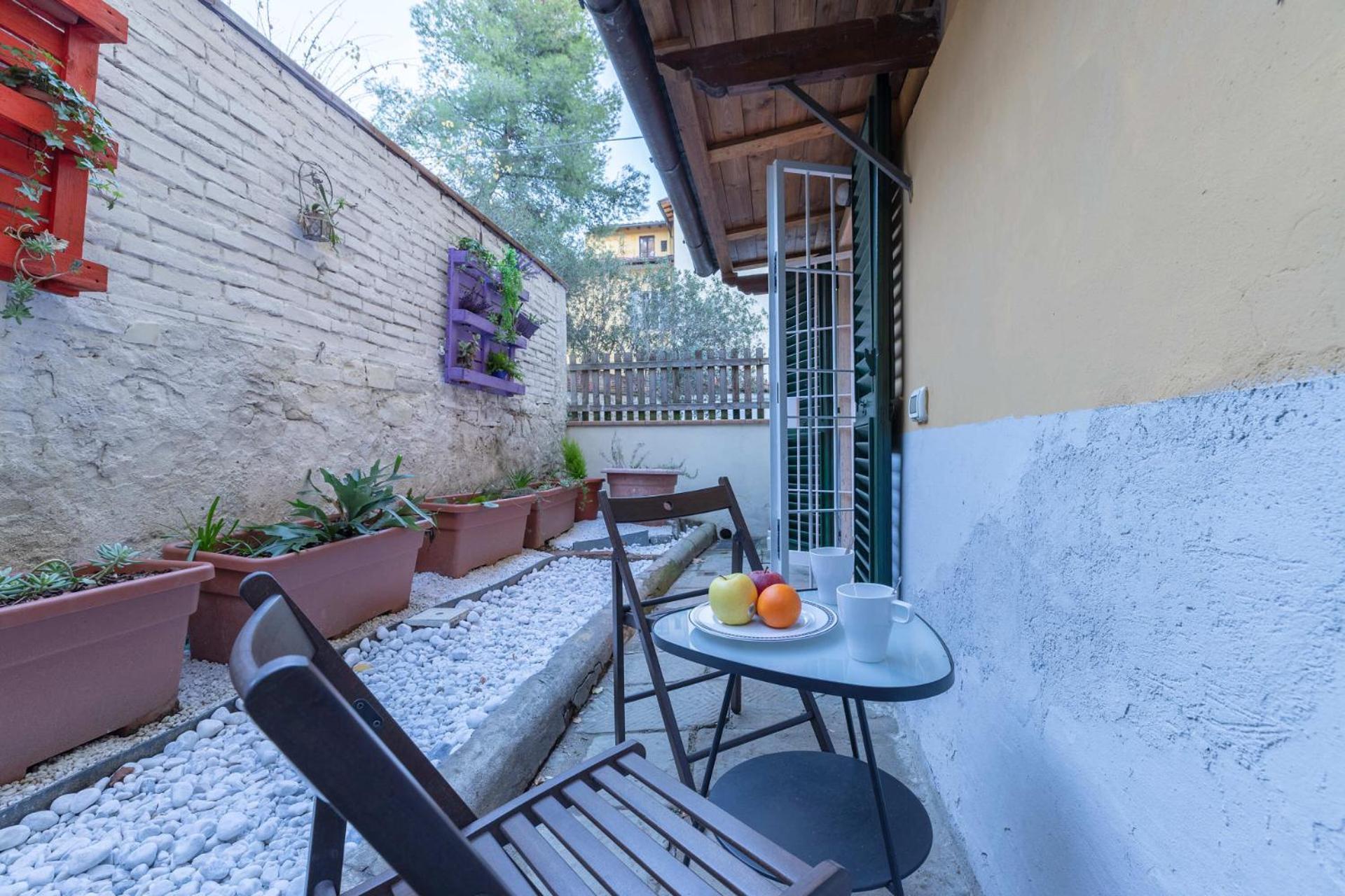 Appartamento S.ambrogio Courtyard In Florence-hosted By Thinah Firenze