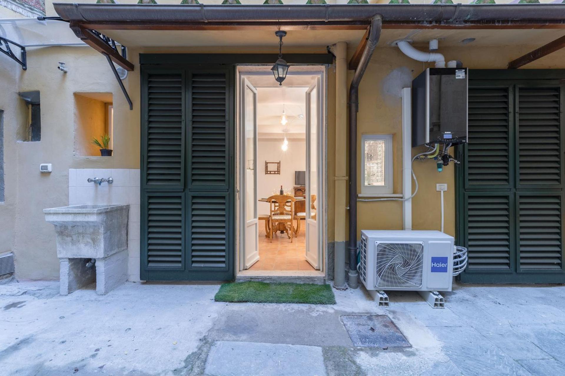 Appartamento S.ambrogio Courtyard In Florence-hosted By Thinah Firenze