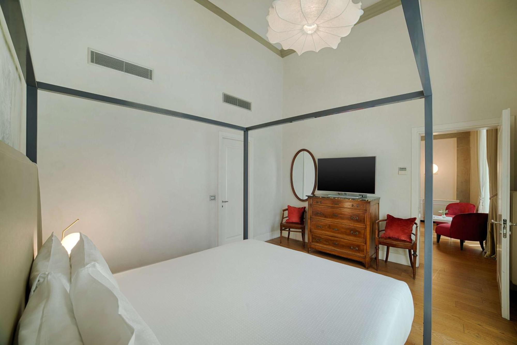 Hotel Nh Collection Porta Rossa 5*