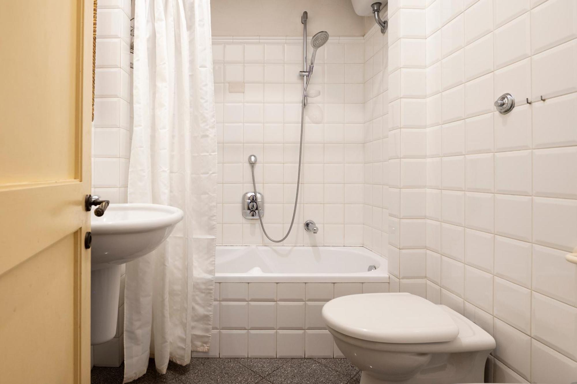 Caravaggio- Con Bagno Privato In Condiviso Oltrarno Guest house *
