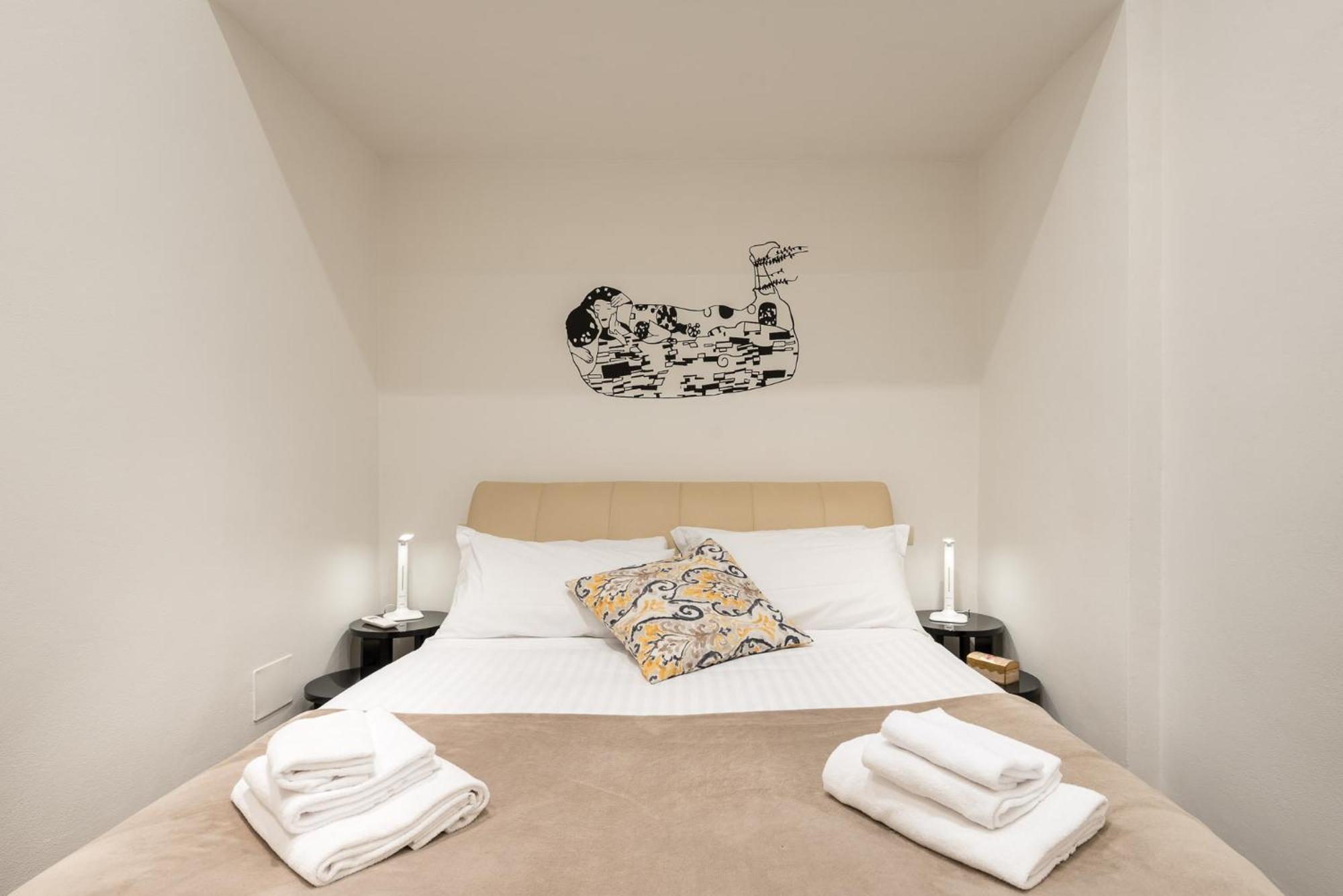 Apartment Art Gallery In - Hosted By Sweetstay