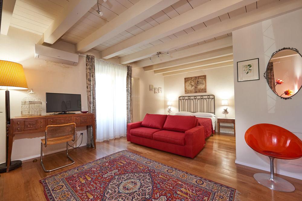 Ape Rosa Relais 2*