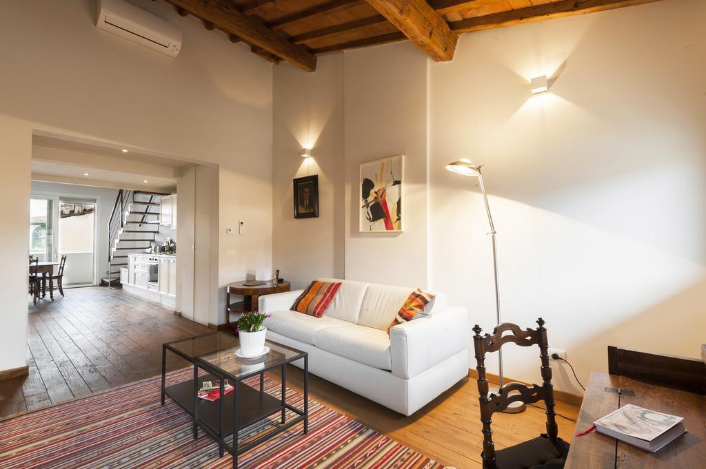 Poet's Santo Spirito Apt. * Firenze
