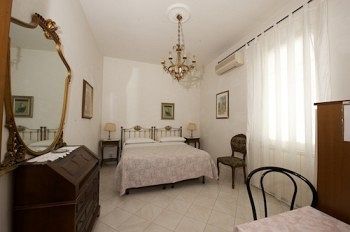 Barbara House - Hotell