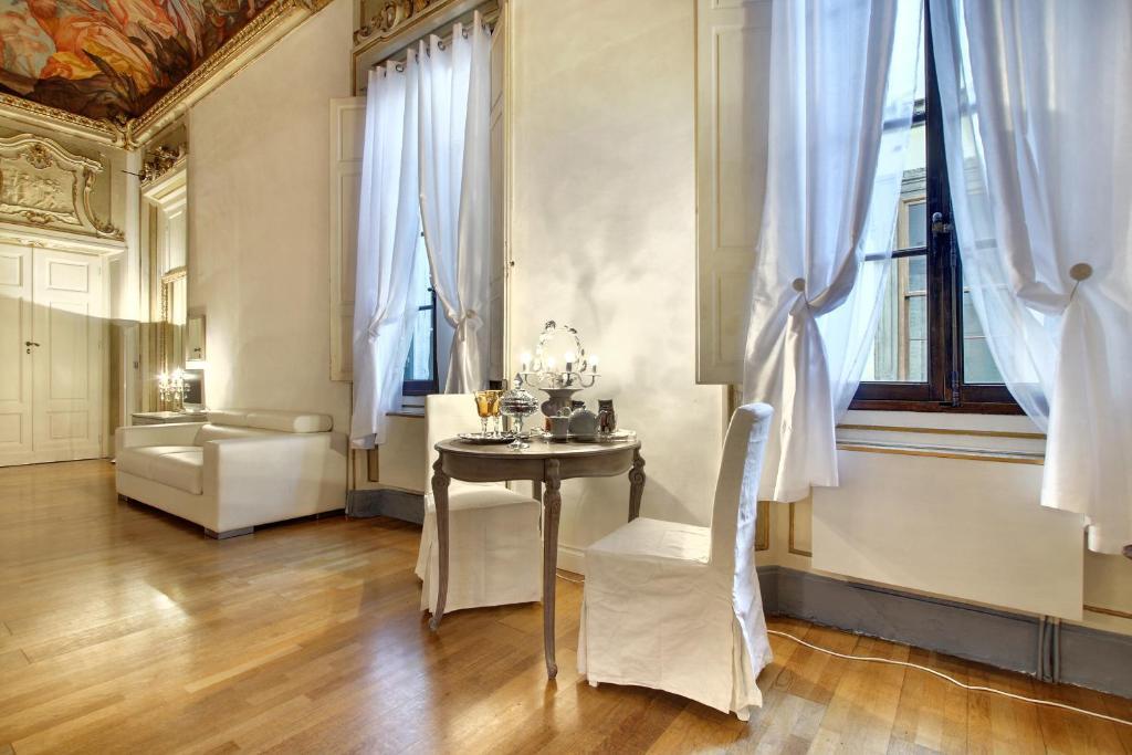 Couette-café Palazzo Tolomei - Residenza D'epoca 3*