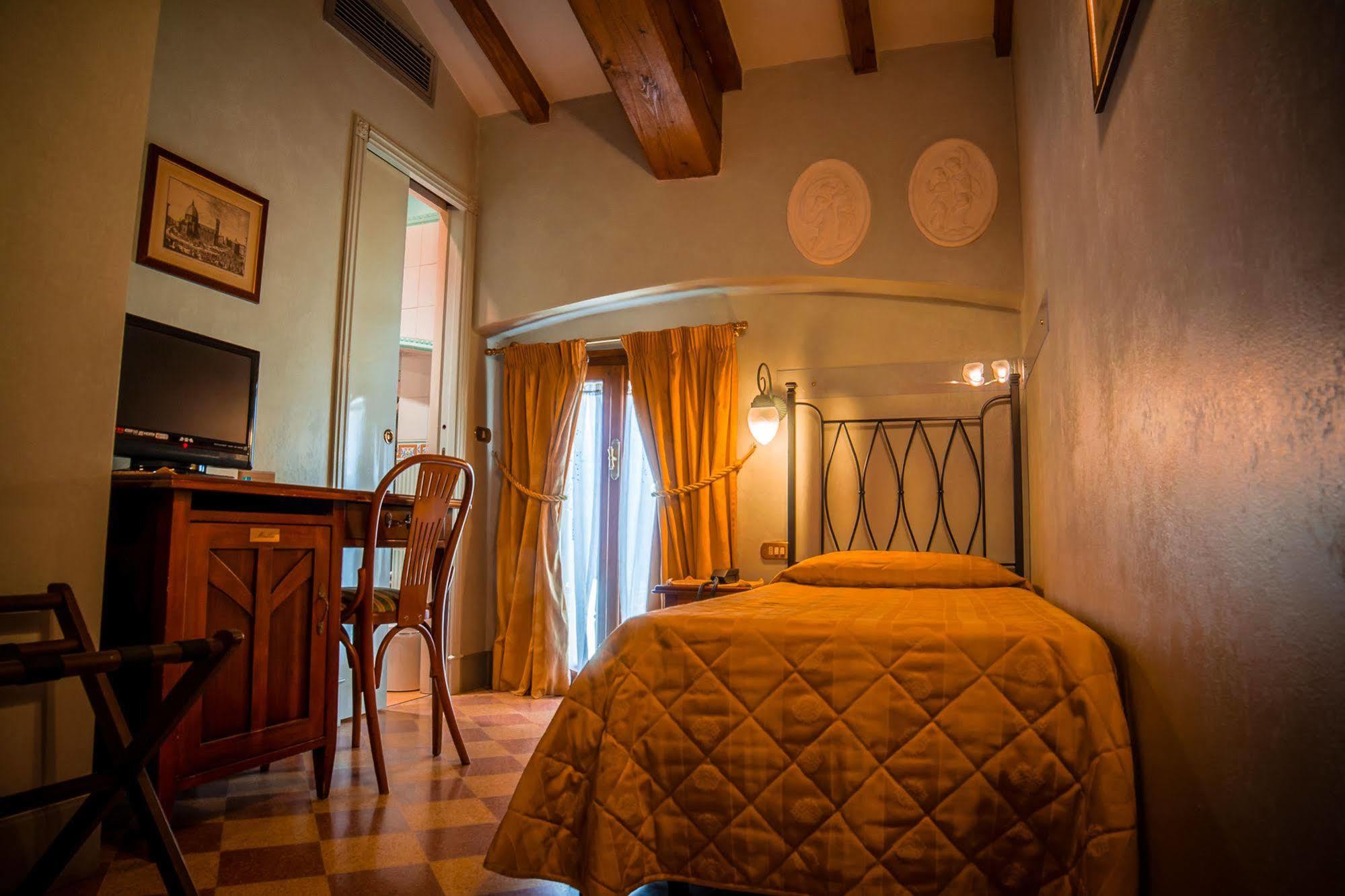 Hotel Della Robbia 3*