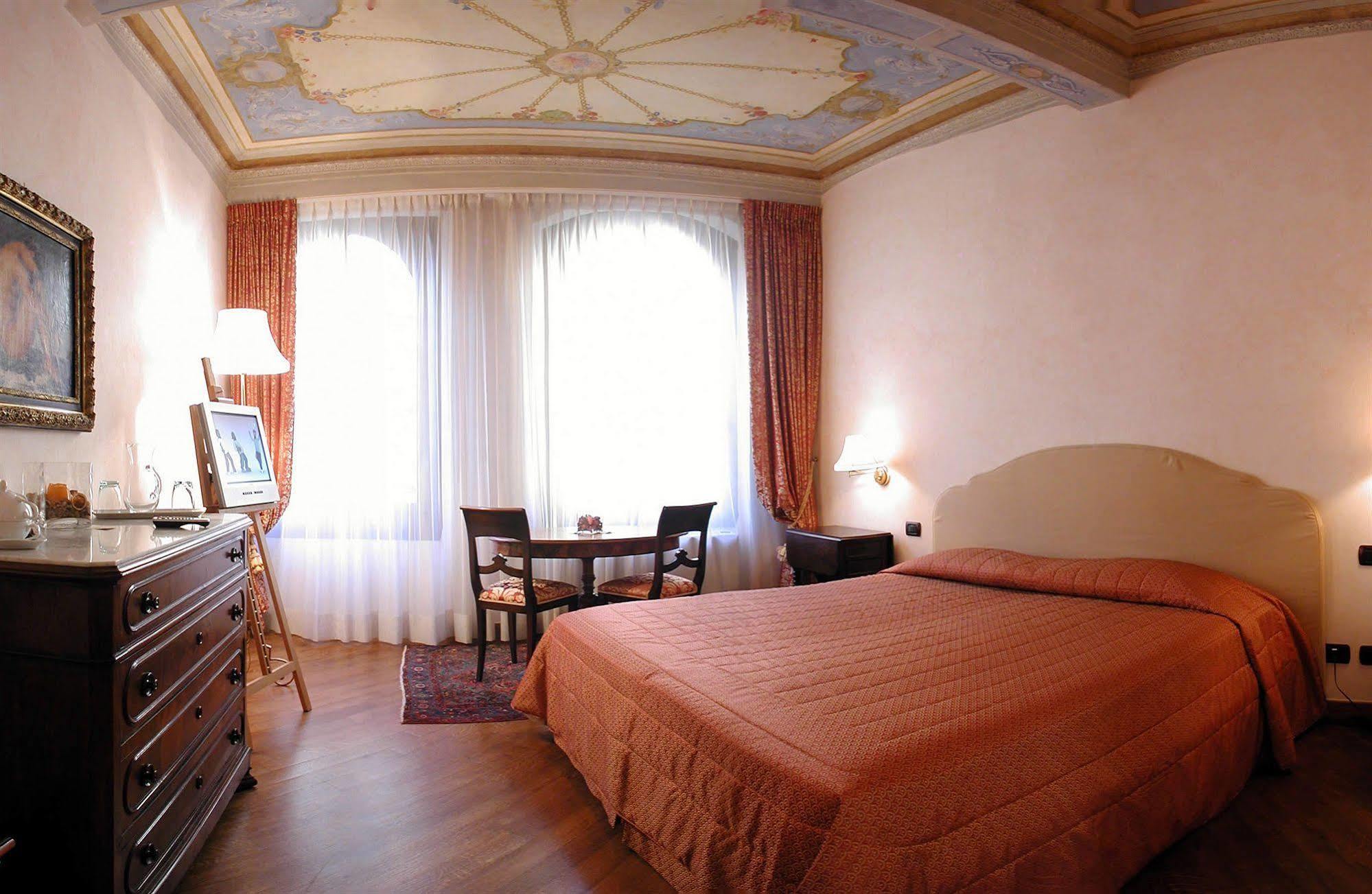 Residenza D'epoca In Piazza Della Signoria Bed & Breakfast 2*
