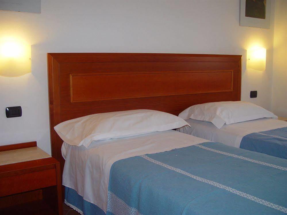 Hostel Archi Rossi *