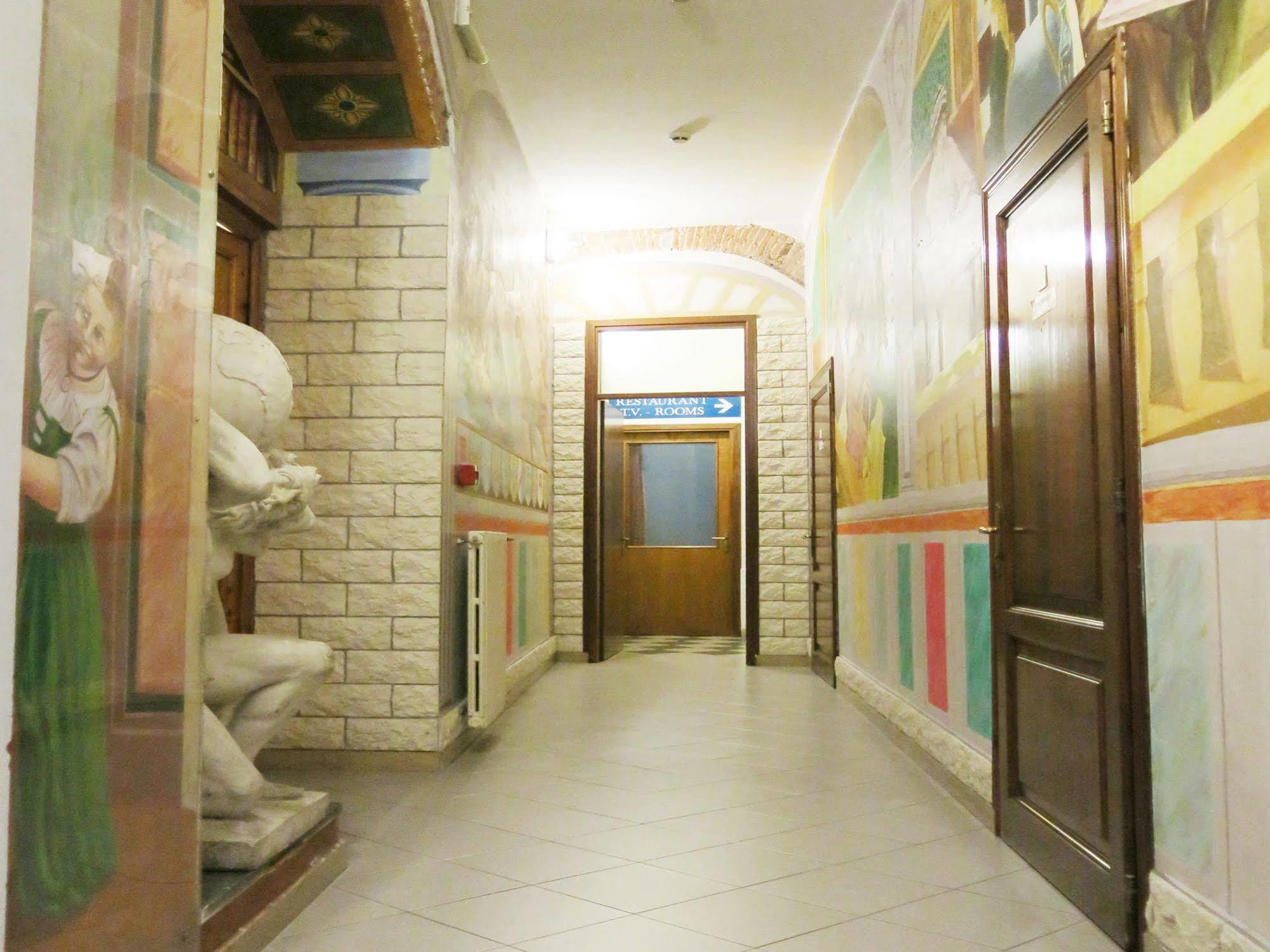 Archi Rossi Hostel