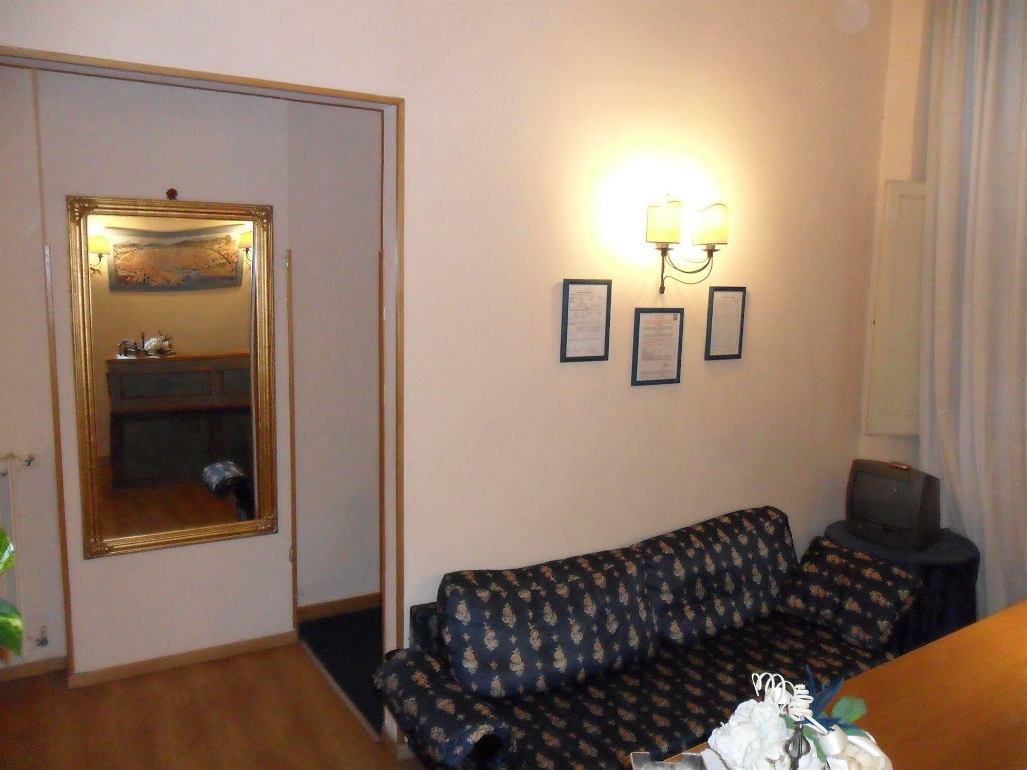 Piccolo Con Access Ztl !!! Nel Centro Storico Di !!! Hotel 2*
