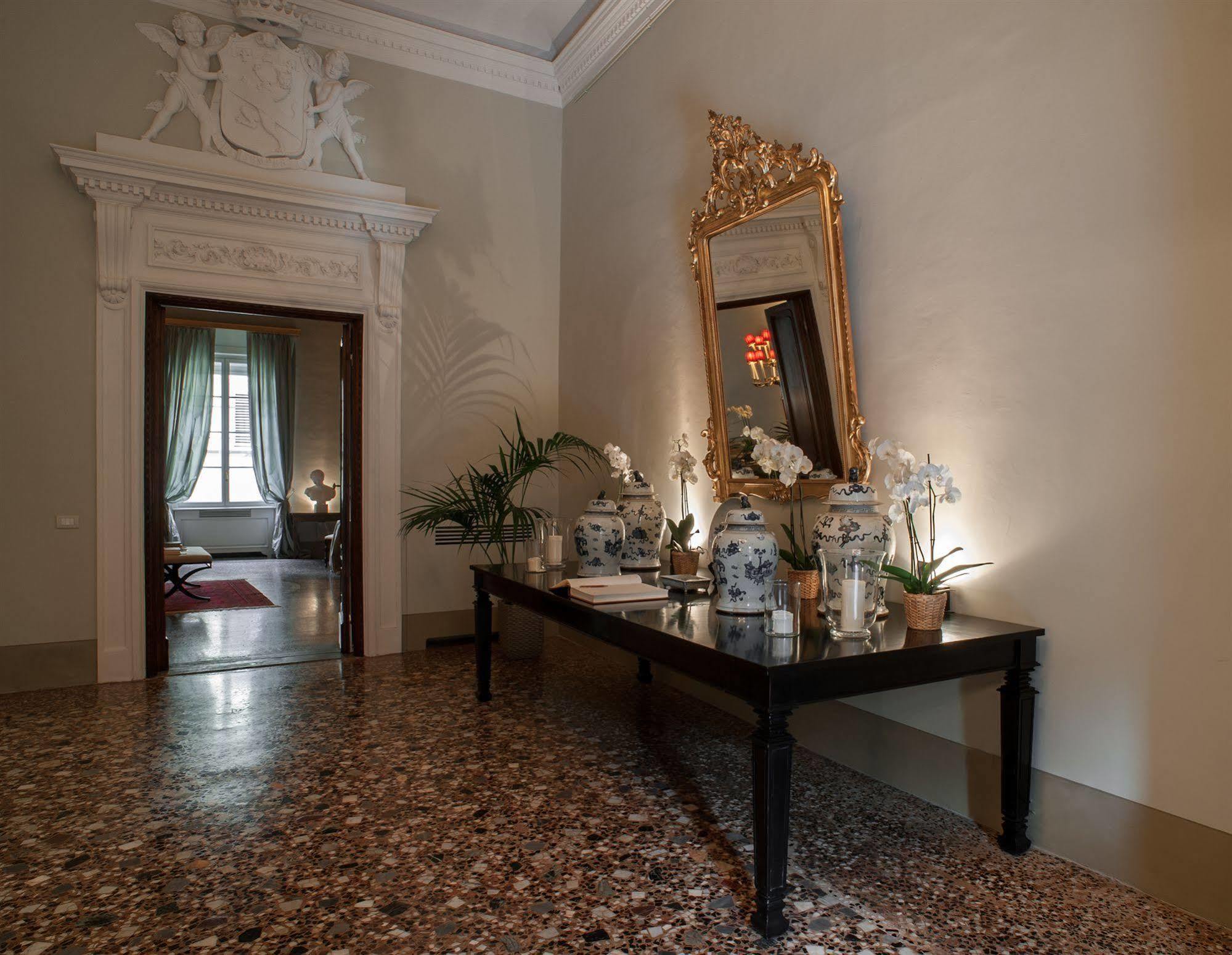 Hotel Al Palazzo Del Marchese Di Camugliano Residenza D'epoca 4*