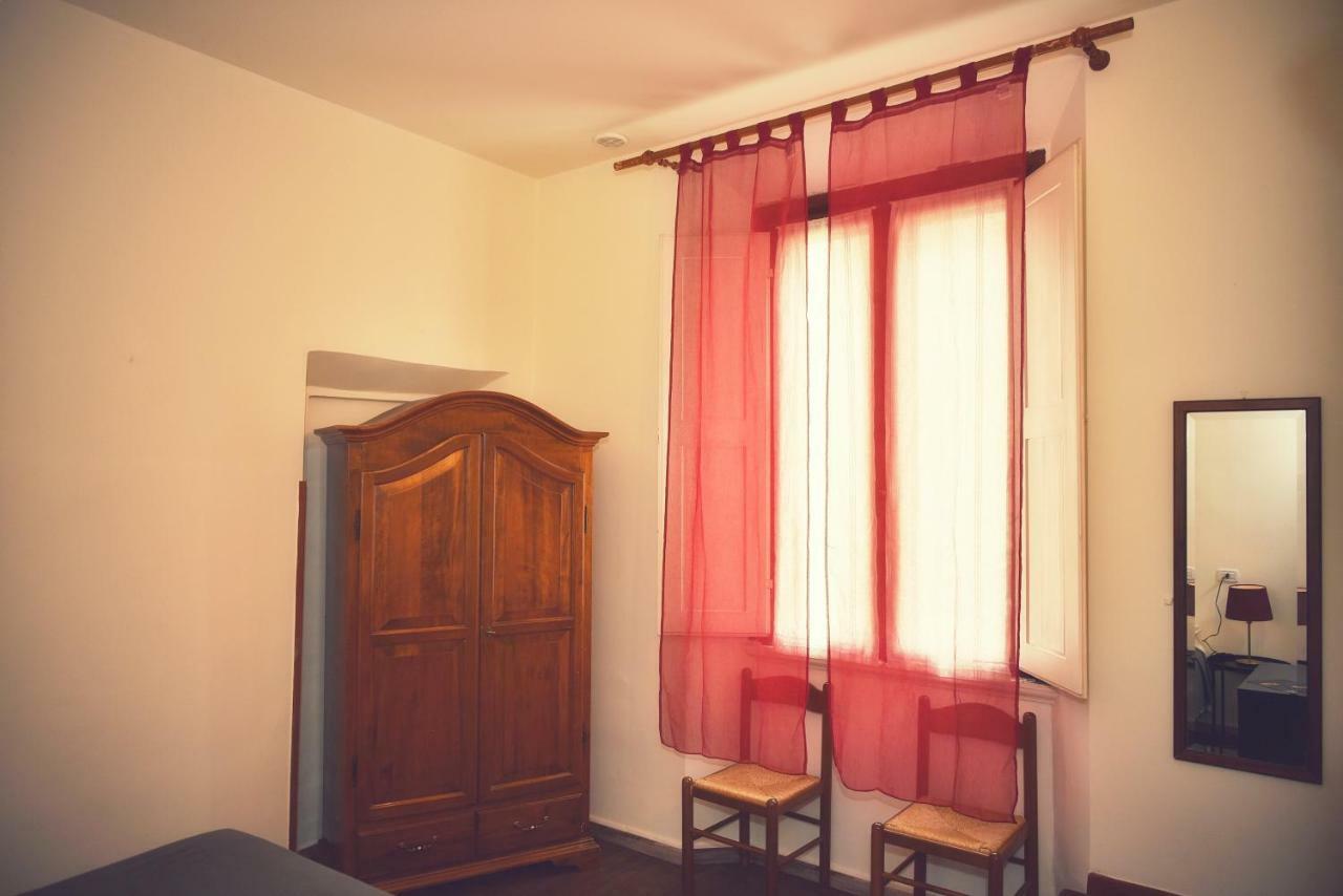 Holiday Rooms *