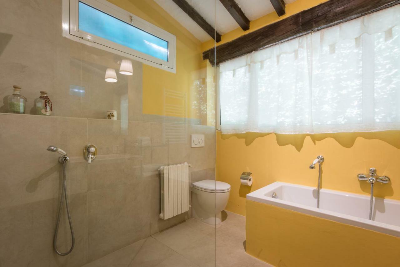 In Private Estate,shared Pool,parking,3km To Ponte Vecchio Villa