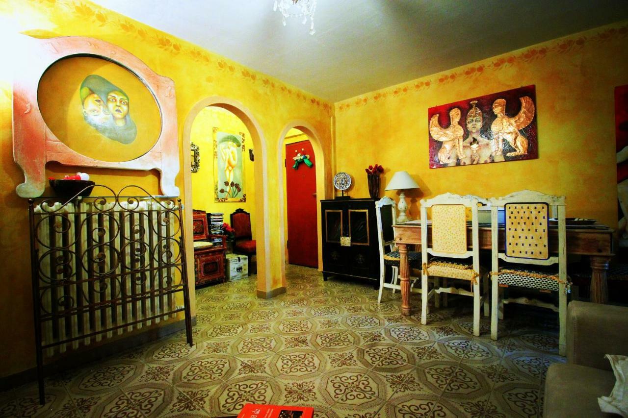 Hand Decorated House With Court Appartement
