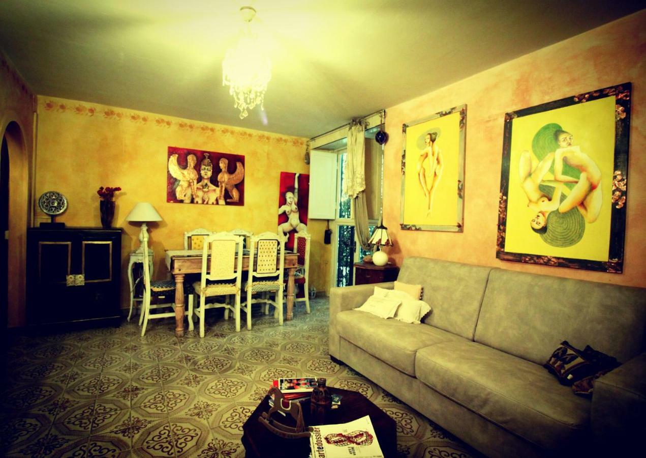 Hand Decorated House With Court Appartement