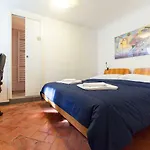 David Museum 6 sleeps apartment