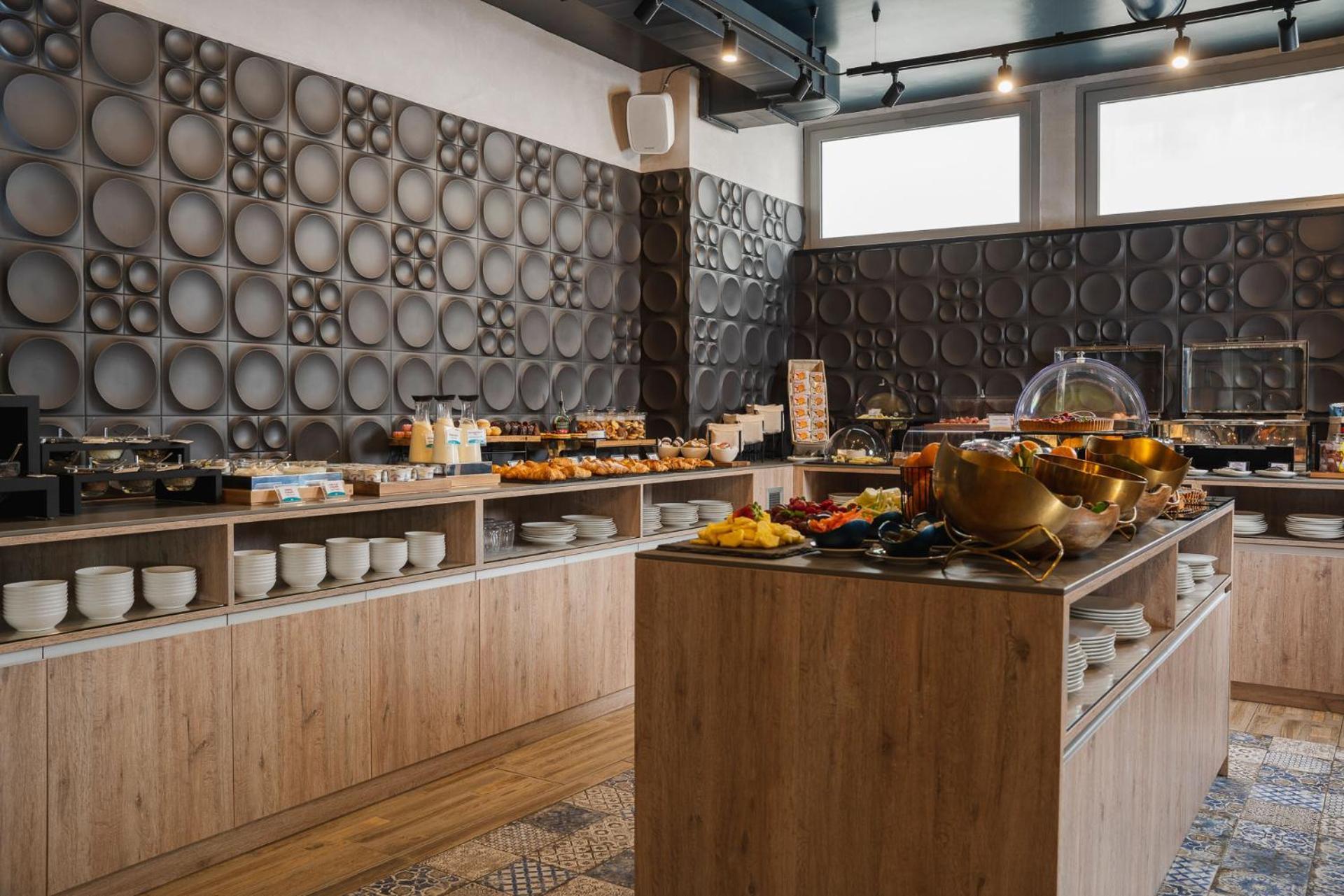 Iq Hotel 4*