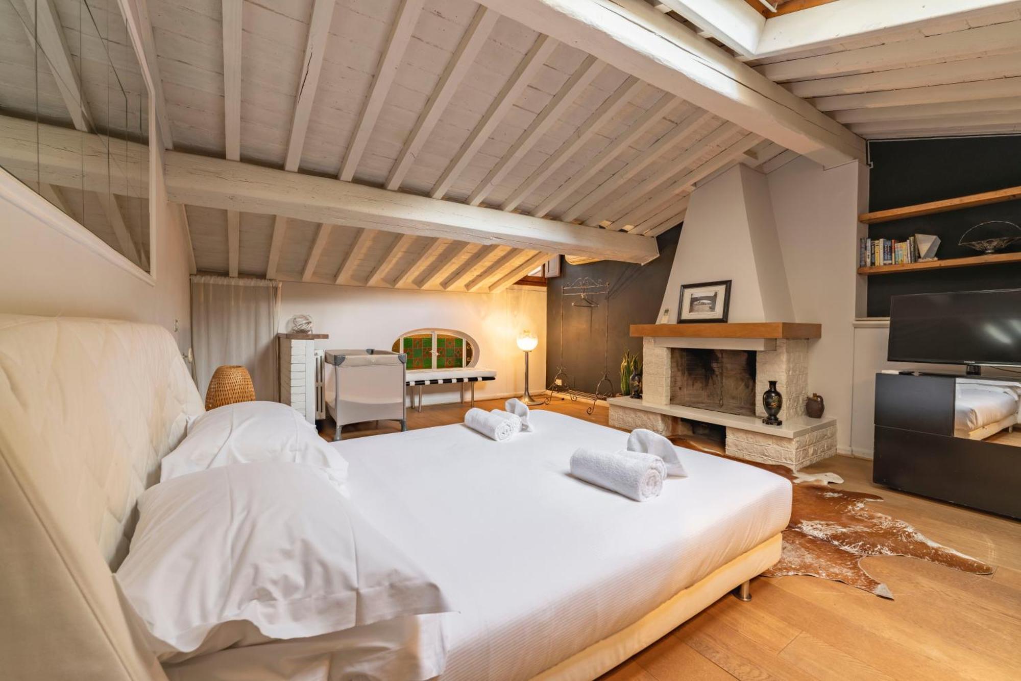 Elegant Penthouse In Santo Spirito Firenze