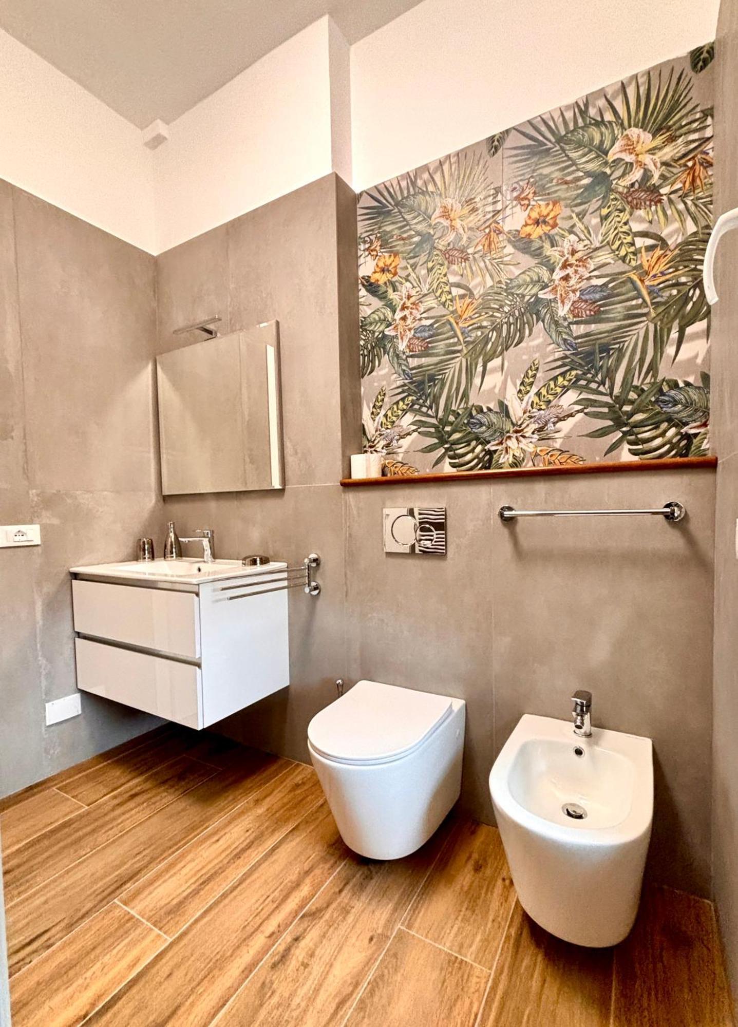 Modern Renovated Near Center & Transit Lejlighed *