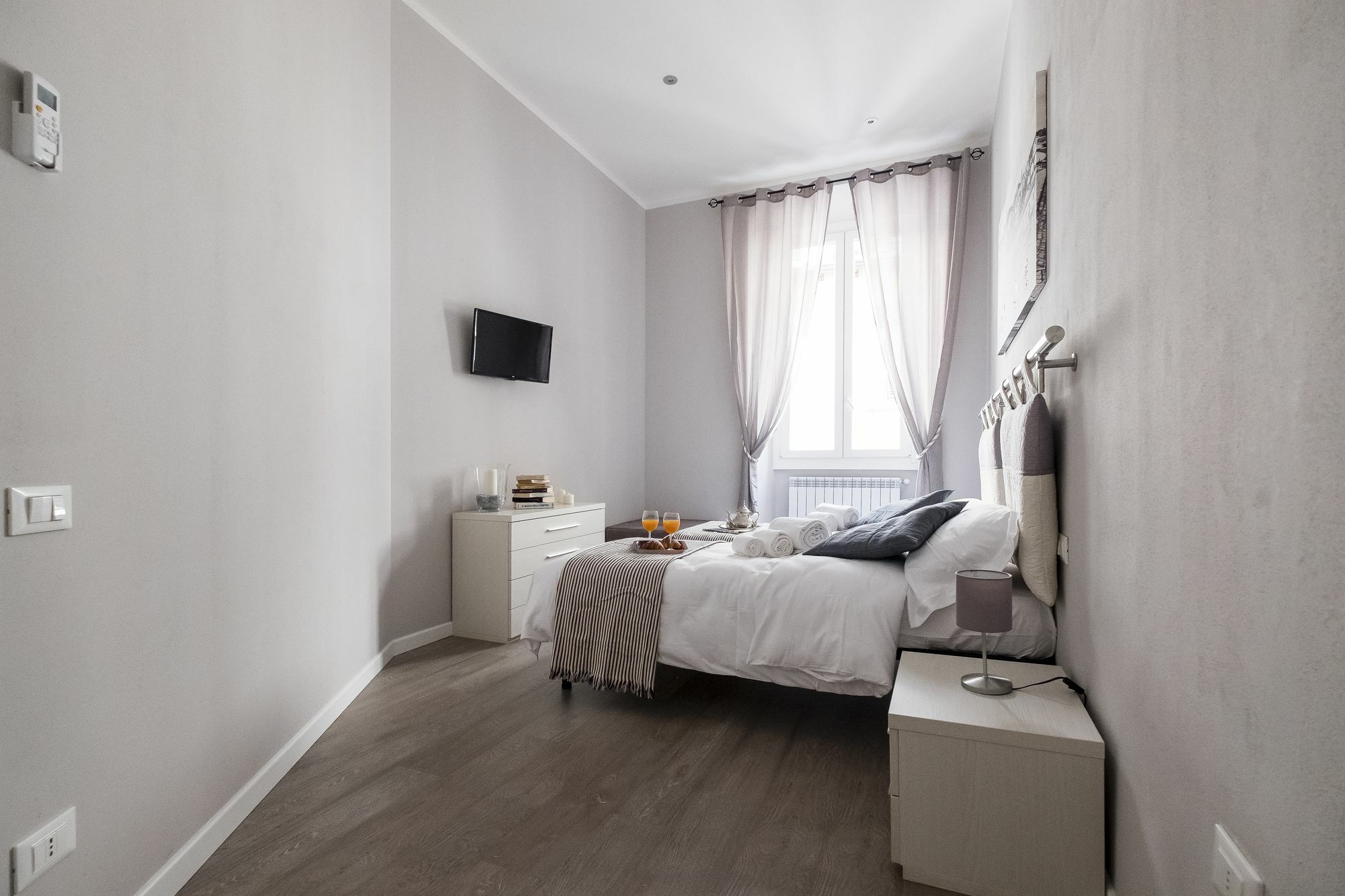 Silver Novella Luxury *