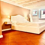 Amazing First Floor Apartment In Piazza Santa Croce Firenze