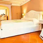 Amazing First Floor Apartment In Piazza Santa Croce Firenze